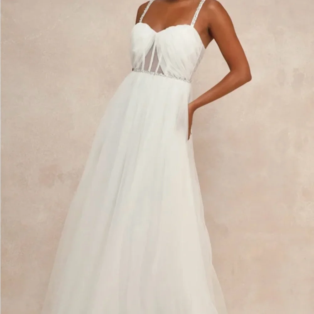 Lulu's White Wedding gown with Sweetheart Neckline - Picture 4 of 10